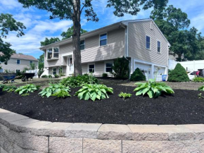 4 Bedroom Cape Getaway, 5 Min Drive to Beach, Pool Table, Grill, Backyard